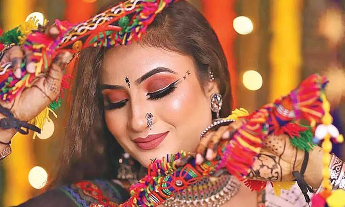 Glamorous festive look tips for navratri nights Glamorous festive look tips for navratri nights