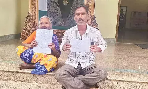 Farmers accuse Gorantla tahsildar of demanding bribe