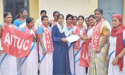 Asha workers stage dharna