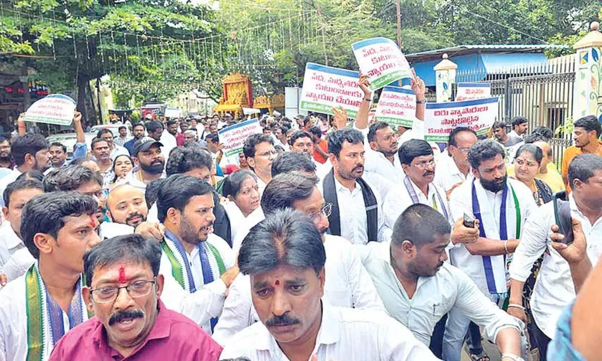 Coalition govt is against street vendors: ysrcp