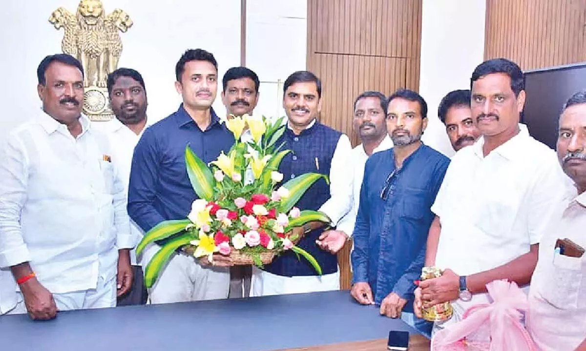 BJP national council member Vishnuvardhan Reddy meets Collector BJP national council member Vishnuvardhan Reddy meets Collector
