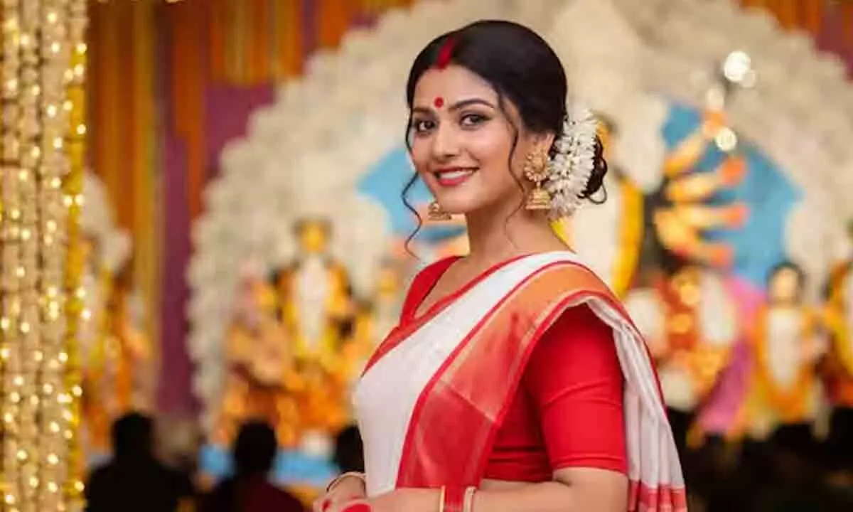 How To Perfect The Bengali Look This Durga Puja 2025: A Step-By-Step Festive Guide How To Perfect The Bengali Look This Durga Puja 2025: A Step-By-Step Festive Guide