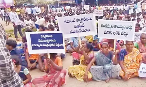 Fishermen protest sea pollution by pharma units