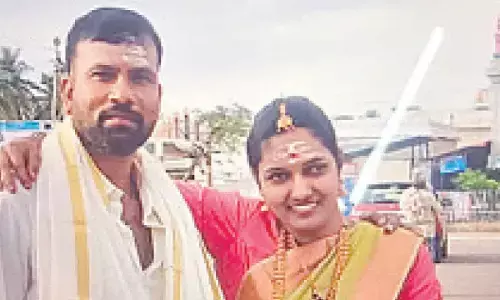 Woman fatally stabbed in front of daughter in city bus stand