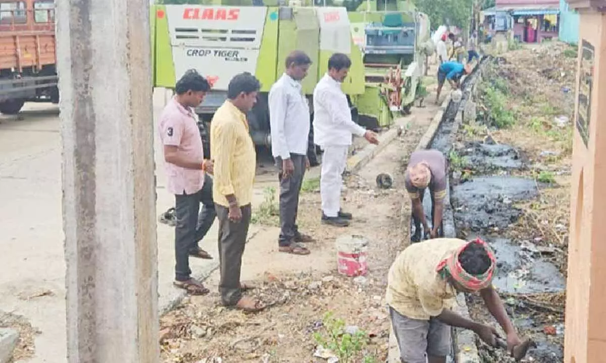 Corporator launches ‘Okaroju Okaveedhi Parisubram’ Corporator launches ‘Okaroju Okaveedhi Parisubram’