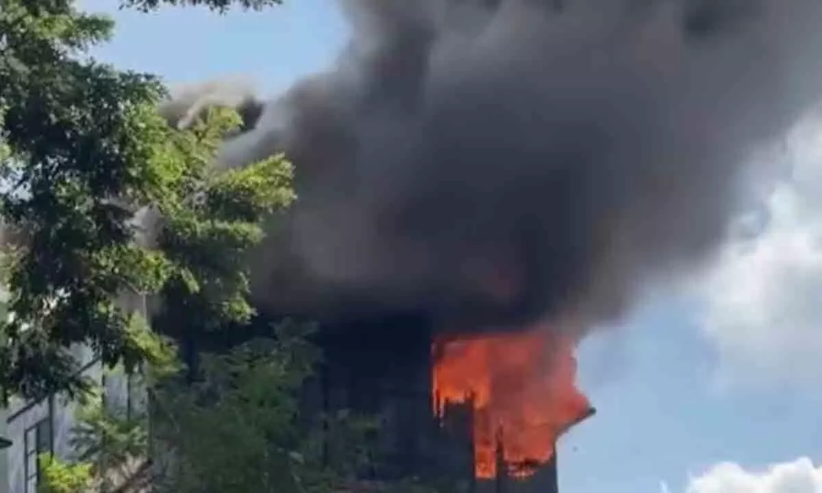 Major Fire Engulfs Guest House In Kolkatas Anawar Shah Road Area Major Fire Engulfs Guest House In Kolkatas Anawar Shah Road Area