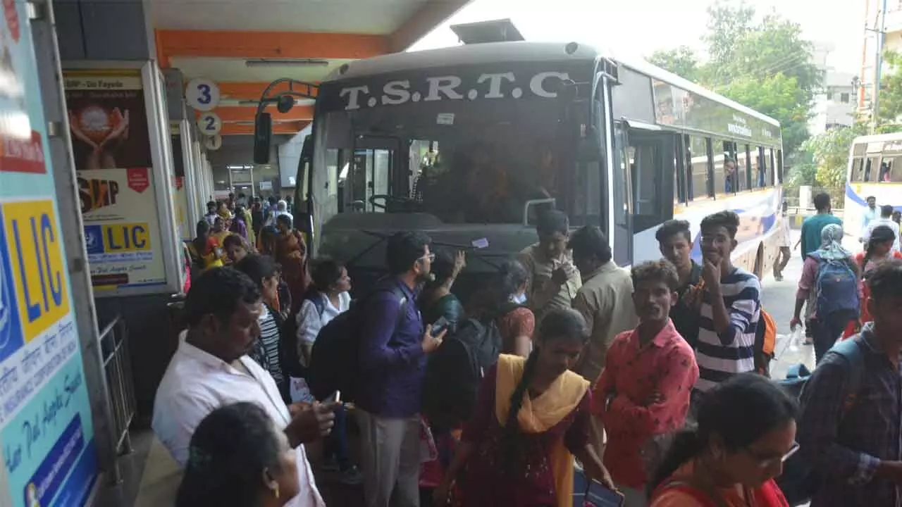 Making moolah from festival rush: TGSRTC, pvt operators fleecing passengers