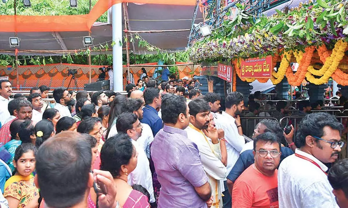 Lack of coordination results in long wait for darshan