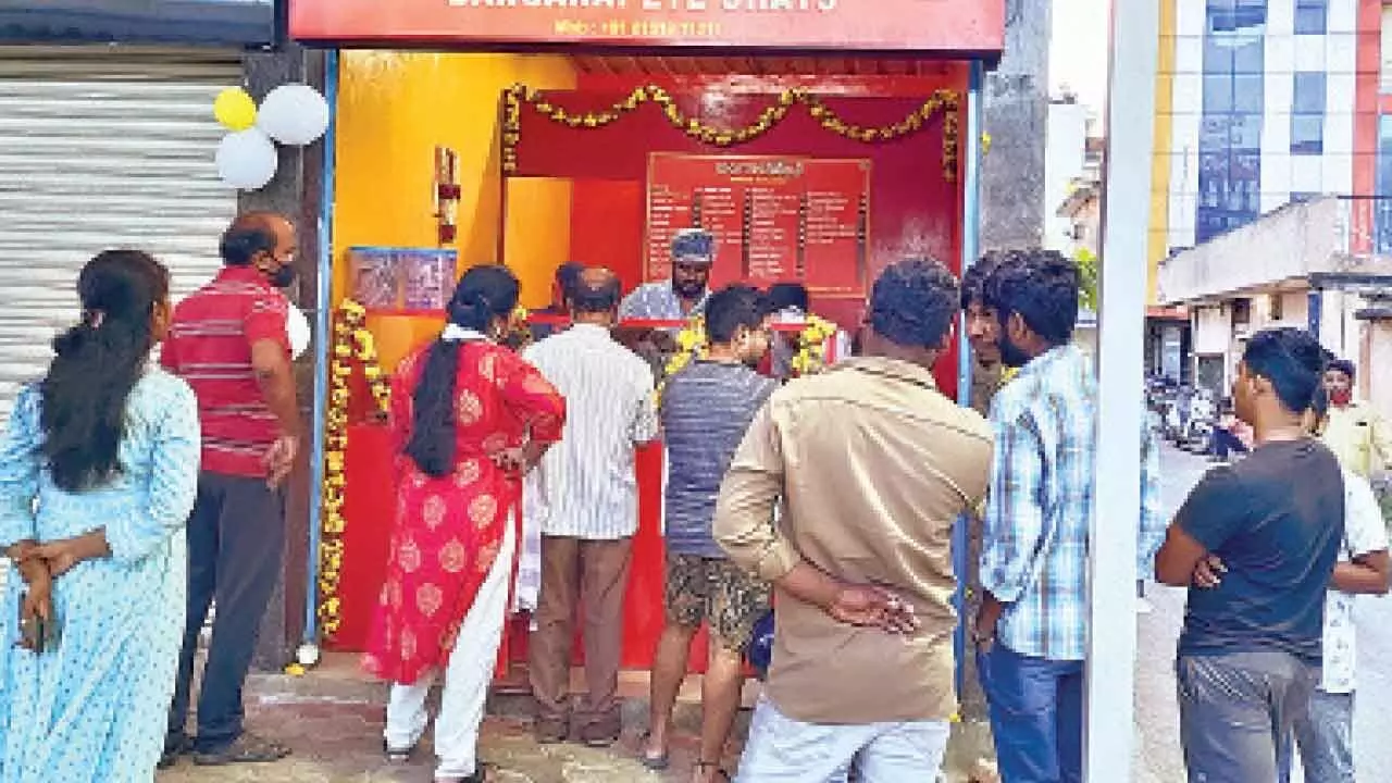 Hotels’ assn urges GST cut on rent, LPG to pass benefits to customers Hotels’ assn urges GST cut on rent, LPG to pass benefits to customers