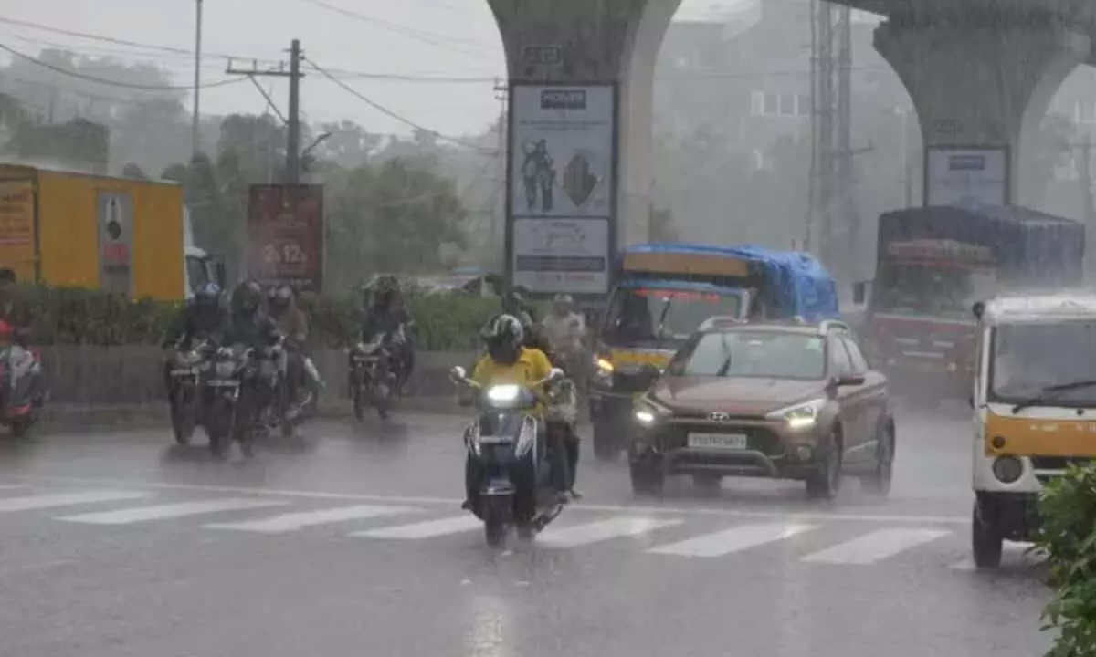 Telangana Heavy Rain Continues in Districts; Night Showers Expected in Hyderabad Telangana Heavy Rain Continues in Districts; Night Showers Expected in Hyderabad