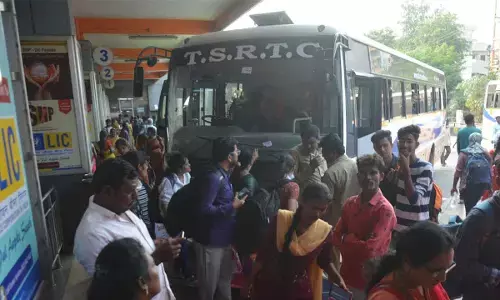 Making moolah from festival rush: TGSRTC, pvt operators fleecing passengers