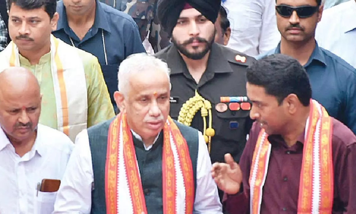 Governor worships Goddess Durga on Day-5