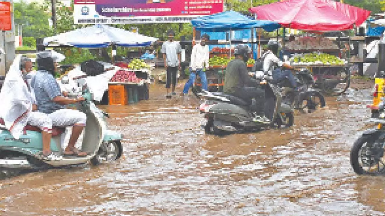 Deluge in Deccan: Hyd’bad grinds to a halt on Friday Deluge in Deccan: Hyd’bad grinds to a halt on Friday