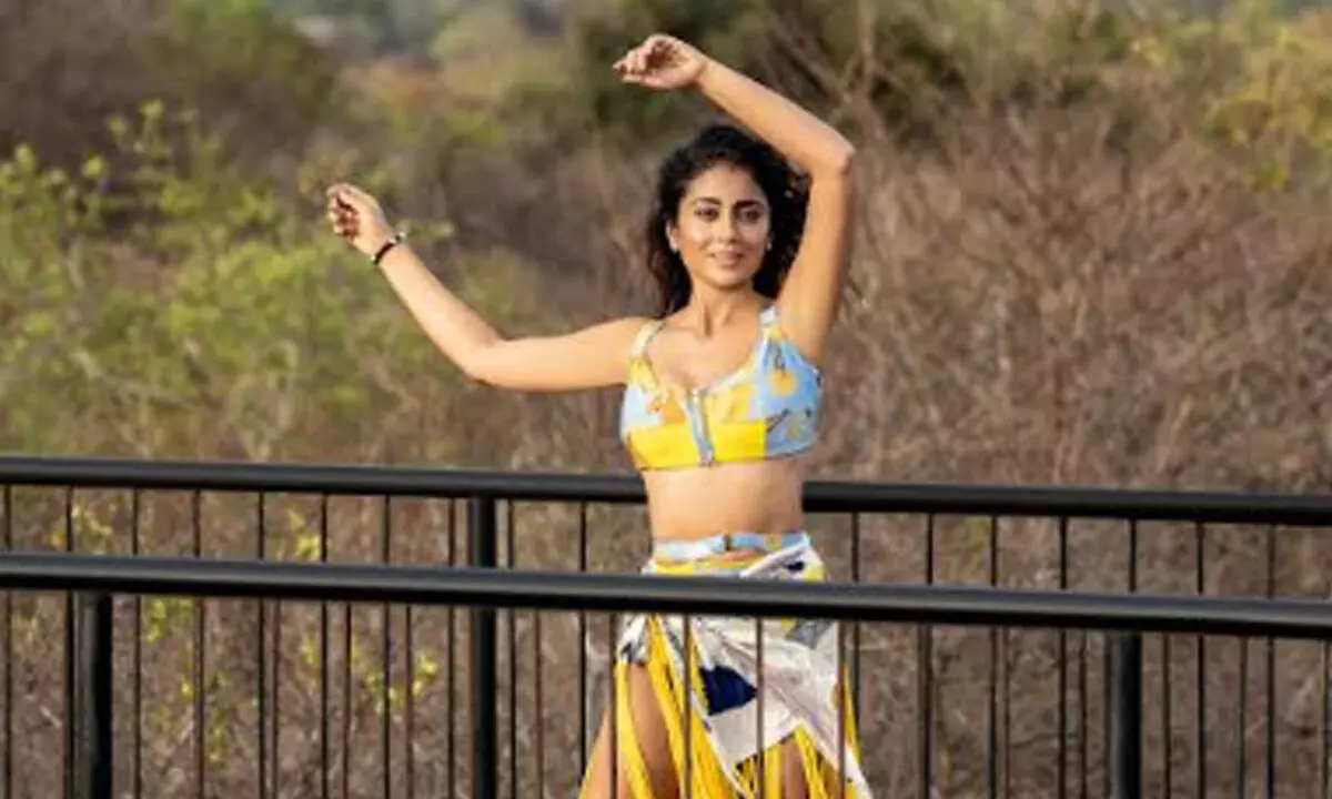 Shriya radiates effortless charm in Sri Lankan streets