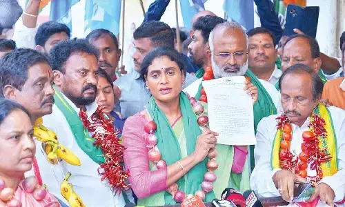 Tension at Congress office as Sharmila blocked from meeting CM