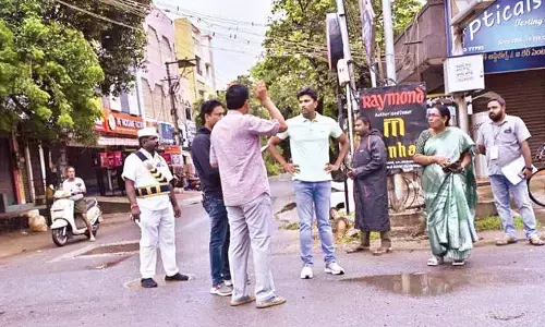 Civic chief bats for pothole-free Vijayawada