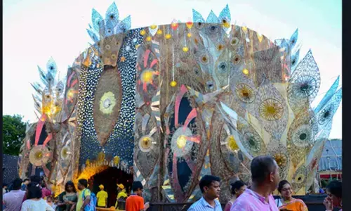 Met office rules out heavy rain on first two days of Durga Puja in Bengal, revellers throng puja mandaps