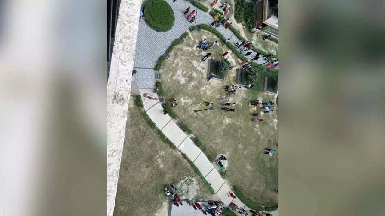 Trainee doctor jumps to death from high-rise in Greater Noida Trainee doctor jumps to death from high-rise in Greater Noida