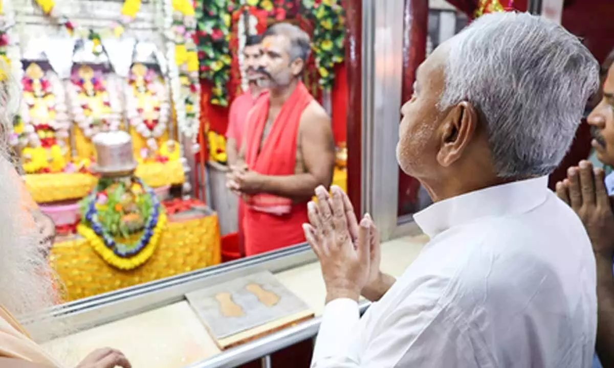 Nitish Kumar offers prayers at Patan Devi temple on Mahaashtami Nitish Kumar offers prayers at Patan Devi temple on Mahaashtami