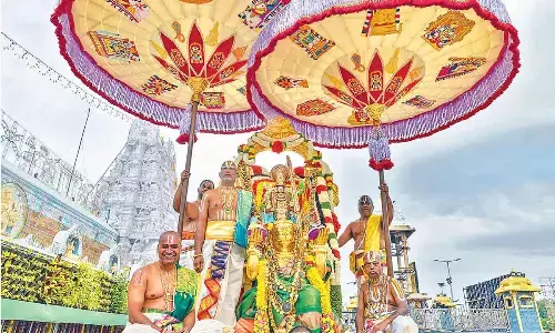 Sri Rama glides on Hanuman on Day-6