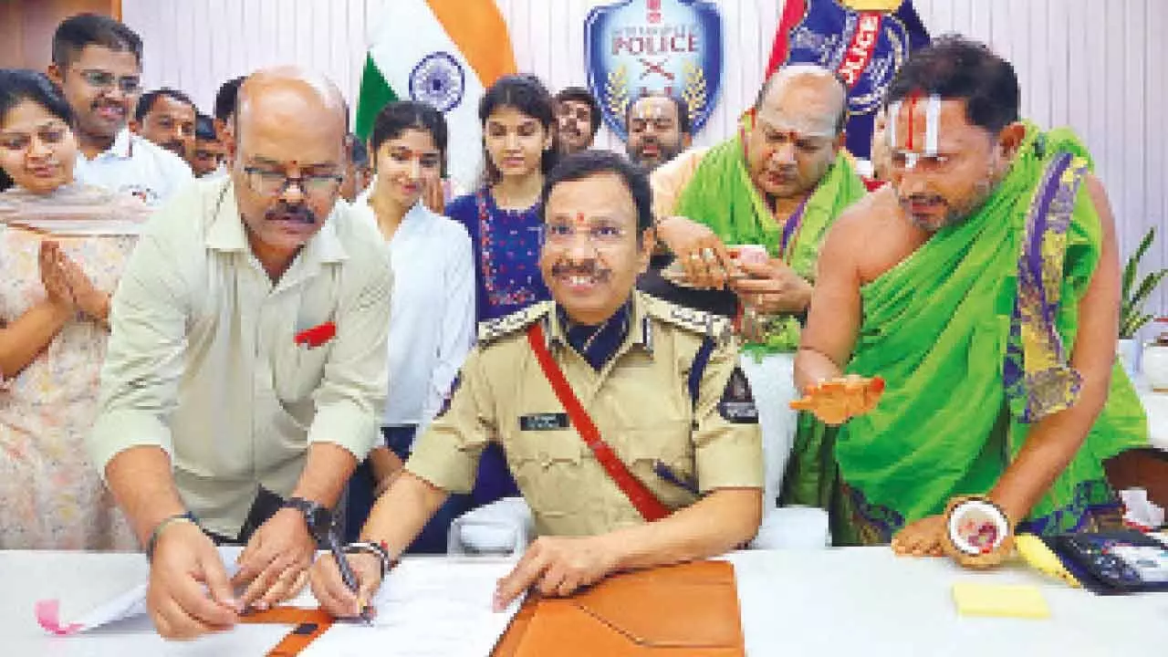 Sajjanar dons mantle of Hyd’bad Commissioner of Police Sajjanar dons mantle of Hyd’bad Commissioner of Police