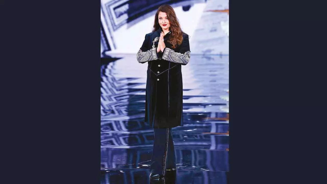 Aishwarya Rai Bachchan stuns at Paris Fashion Week Aishwarya Rai Bachchan stuns at Paris Fashion Week