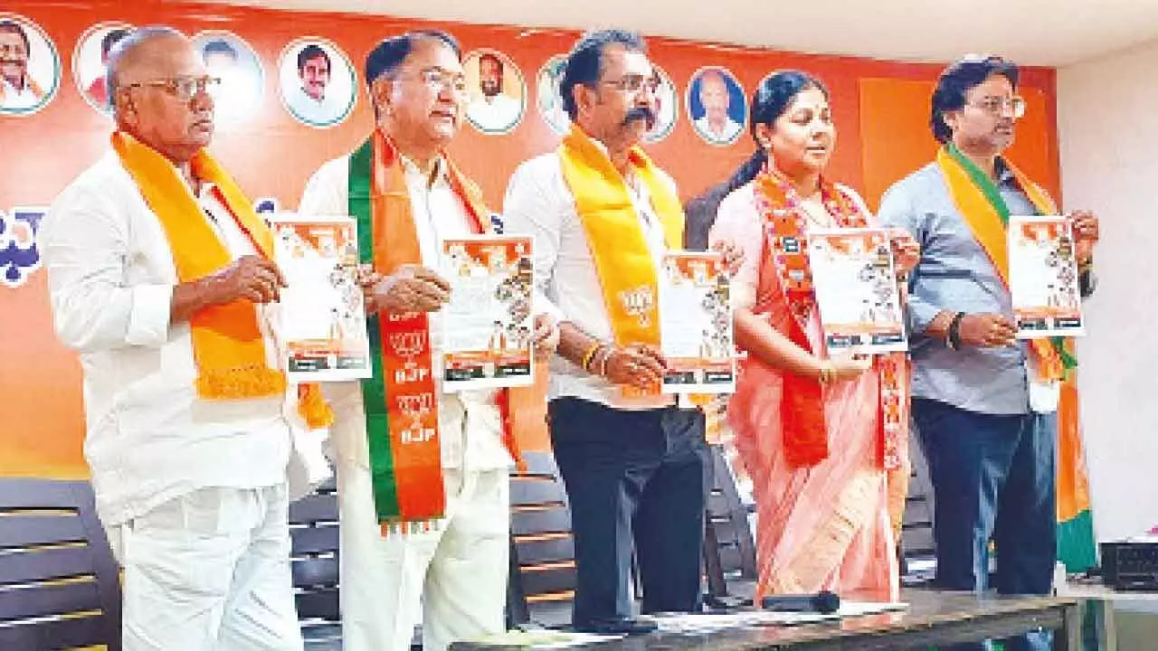 BJP’s ‘khadi santa’ aims to promote Indian-made products BJP’s ‘khadi santa’ aims to promote Indian-made products