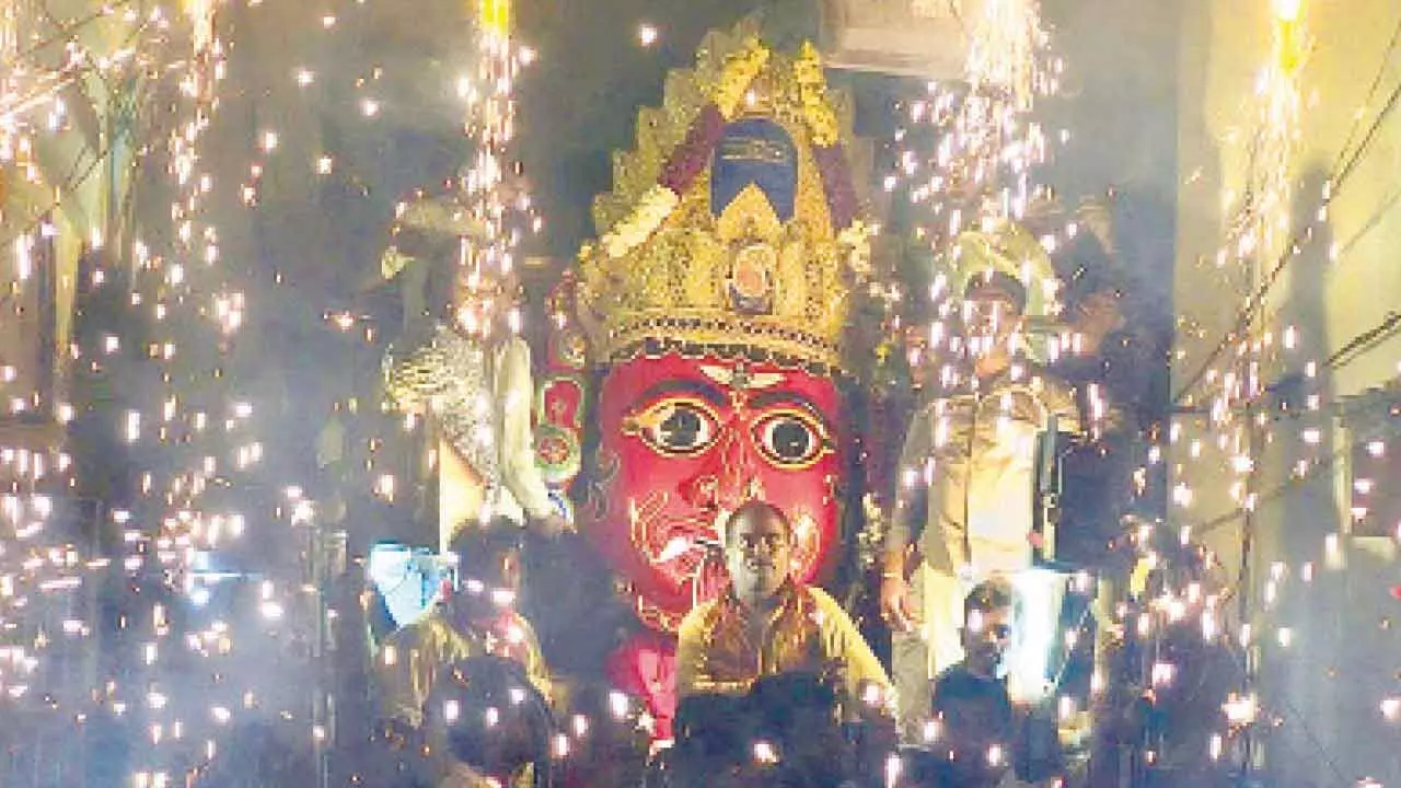 Thousands witness Kalaralu procession Thousands witness Kalaralu procession