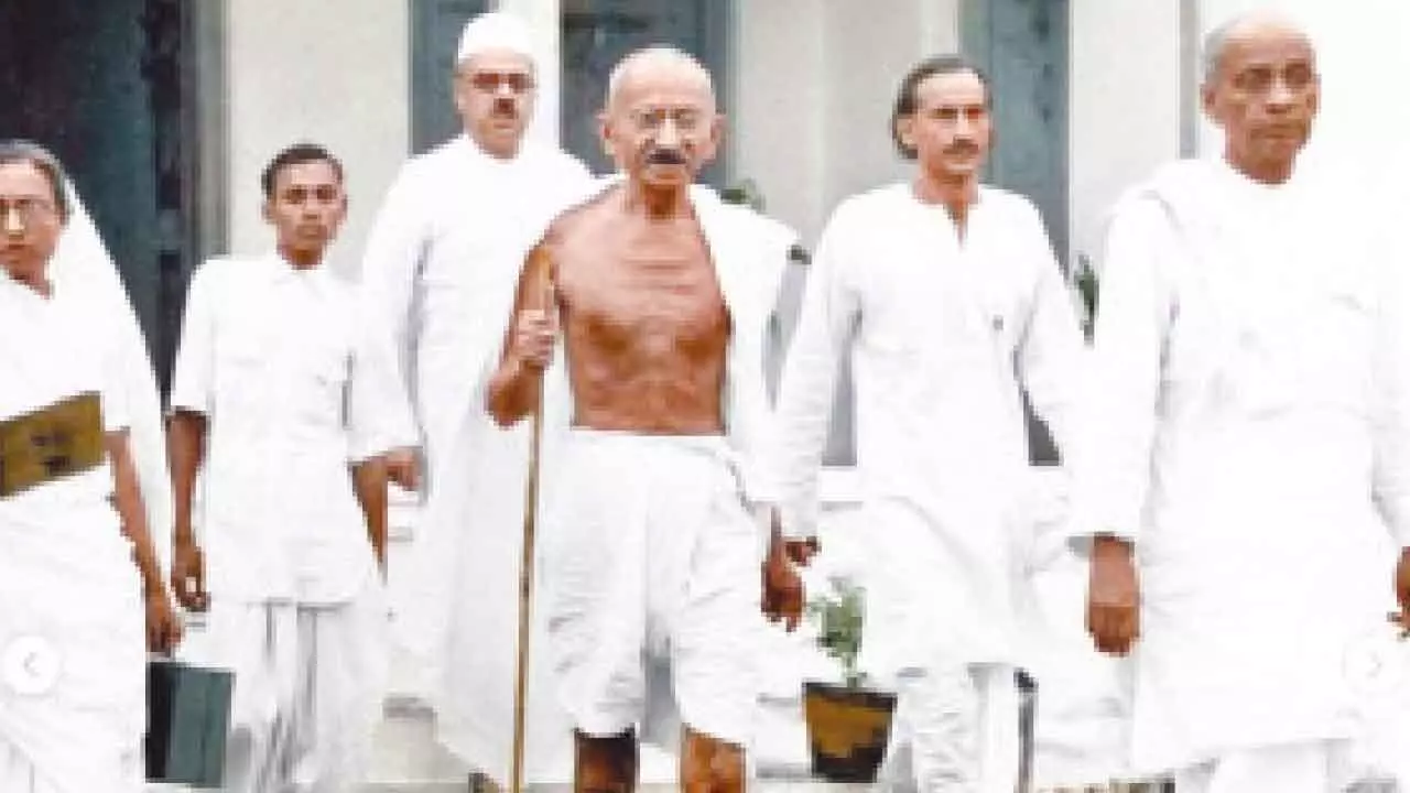 Back in 1948, govt staff came together to honour Gandhi’s legacy Back in 1948, govt staff came together to honour Gandhi’s legacy