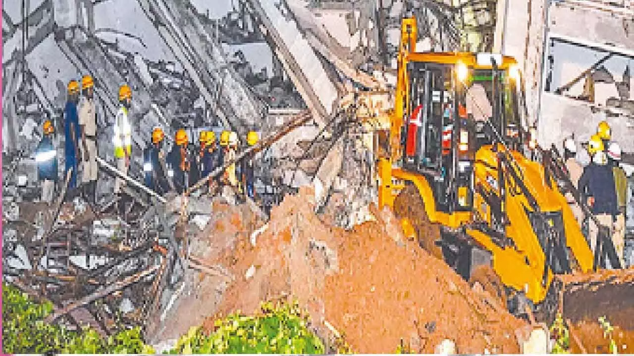 Two killed, one hurt as mound of mud collapses on them Two killed, one hurt as mound of mud collapses on them