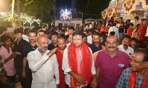 Minister Sridhar Babu visits Maha Shakti Temple