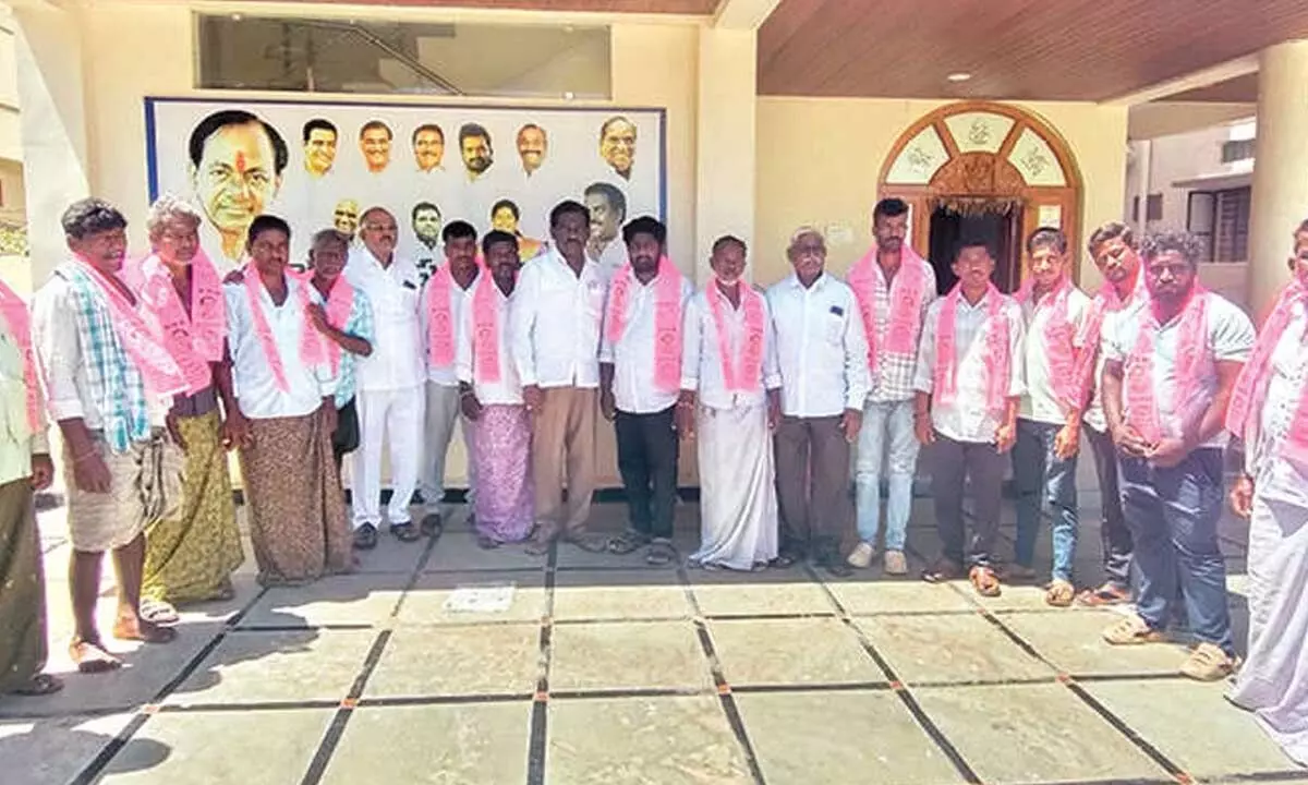 Congress leaders & activists join BRS in Gadwal Congress leaders & activists join BRS in Gadwal