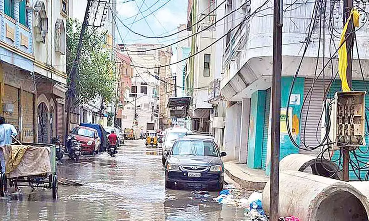 Charminar, Shalibanda dwellers raise a stink over perennial drainage issues Charminar, Shalibanda dwellers raise a stink over perennial drainage issues