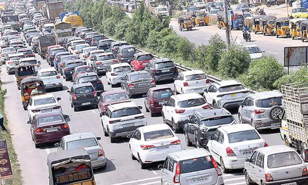 Post-holiday rush peaks on Hyd–Vja highway Post-holiday rush peaks on Hyd–Vja highway