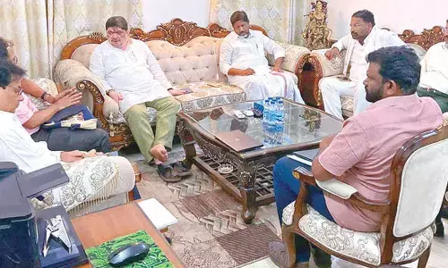 Bhatti, Ponnam discuss with lawyers in delhi