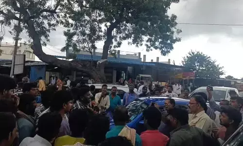 Tomato prices crash in Pattikonda market — Farmers dump produce on roads in protest