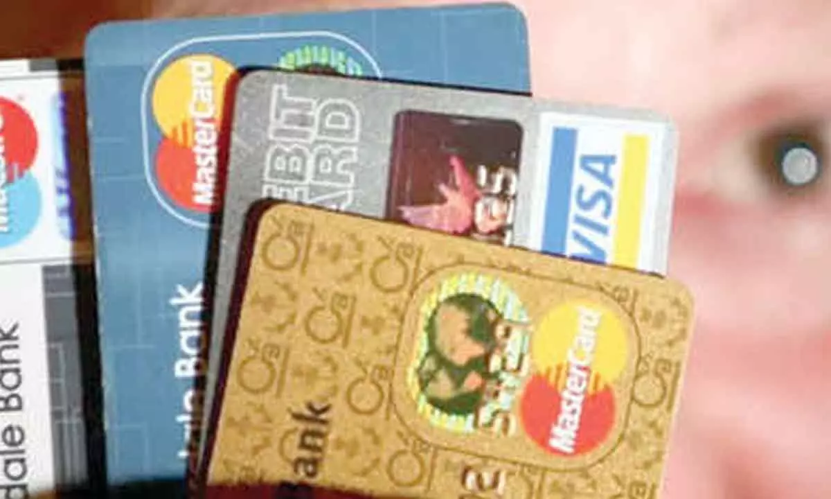 3 held for duping man in credit card fraud