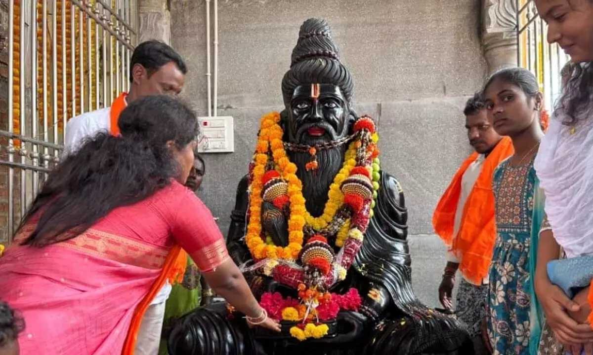 Former ZPTC Basu Shyamala Hanumanthu Naidu Honours Valmiki Jayanti Across Villages in Gattu Mandal Former ZPTC Basu Shyamala Hanumanthu Naidu Honours Valmiki Jayanti Across Villages in Gattu Mandal