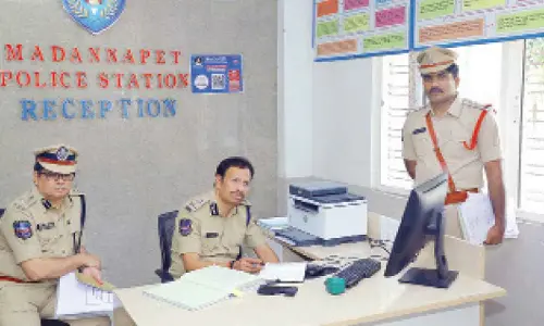 Sajjanar pays surprise visit to Madannapet PS