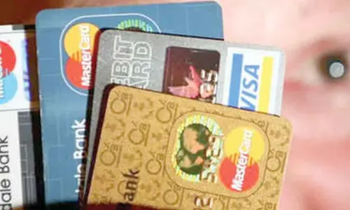 3 held for duping man in credit card fraud