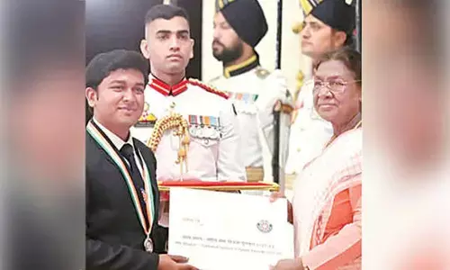 Apollo University student receives NSS award from President