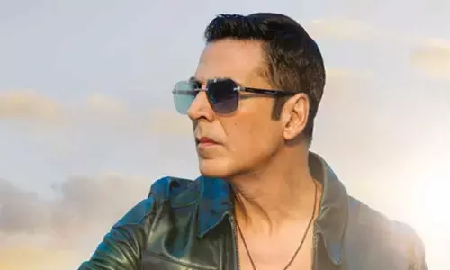 Akshay Kumar roasts his trolls, discusses innovative ways of eating ‘Santra’ with CM Devendra Fadnavis