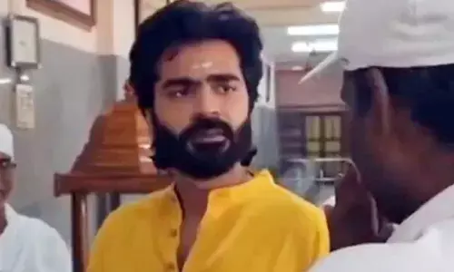 Simbu meditates at Vallalar temple in Vadalur