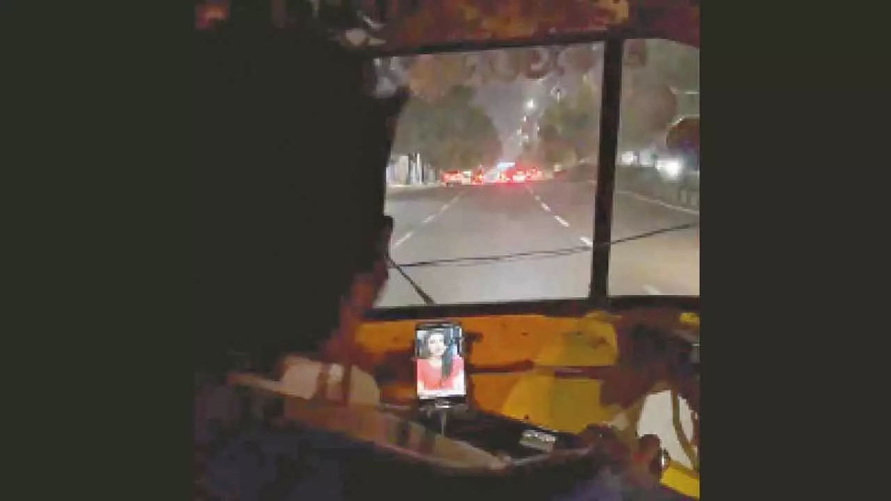 Risky ride: Automen lap up viewing reels on mobiles while at the wheel