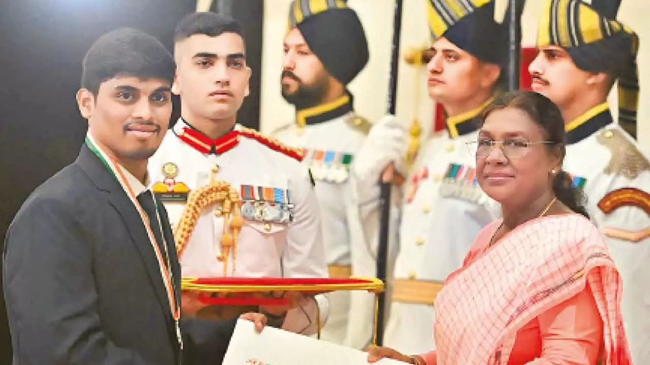 Sircilla student receives NSS National Award from Prez Murmu