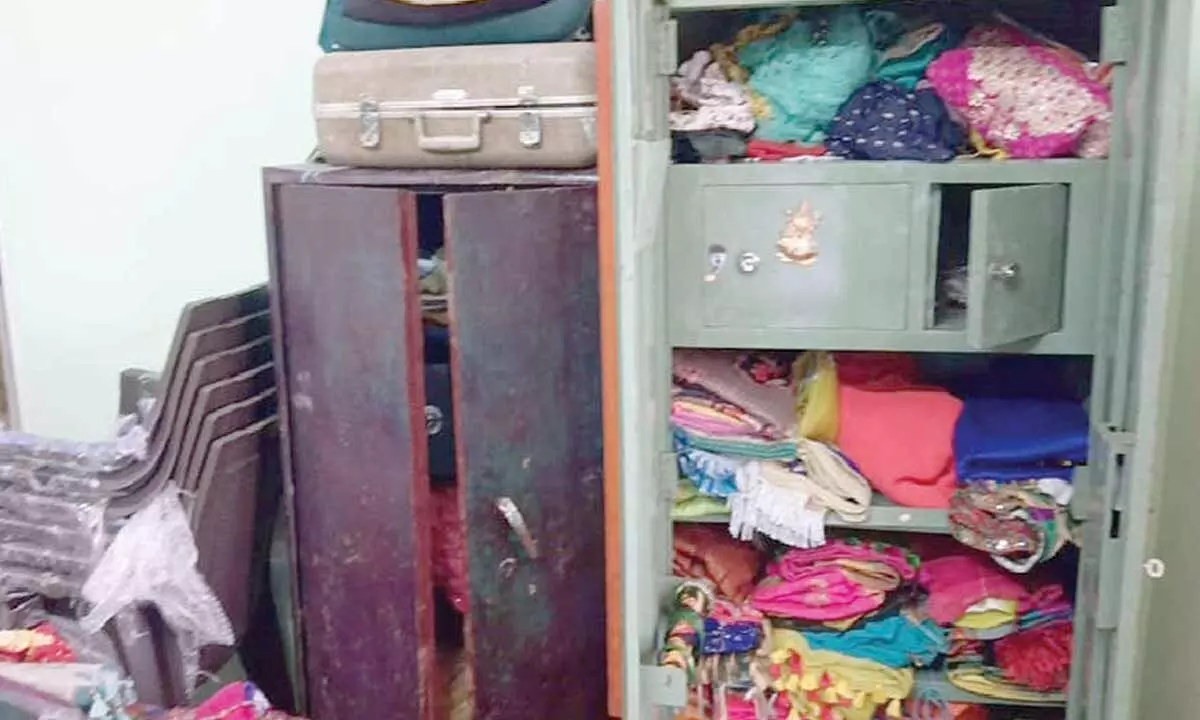 Daylight robbery sends shockwaves in Kolimigundla Daylight robbery sends shockwaves in Kolimigundla