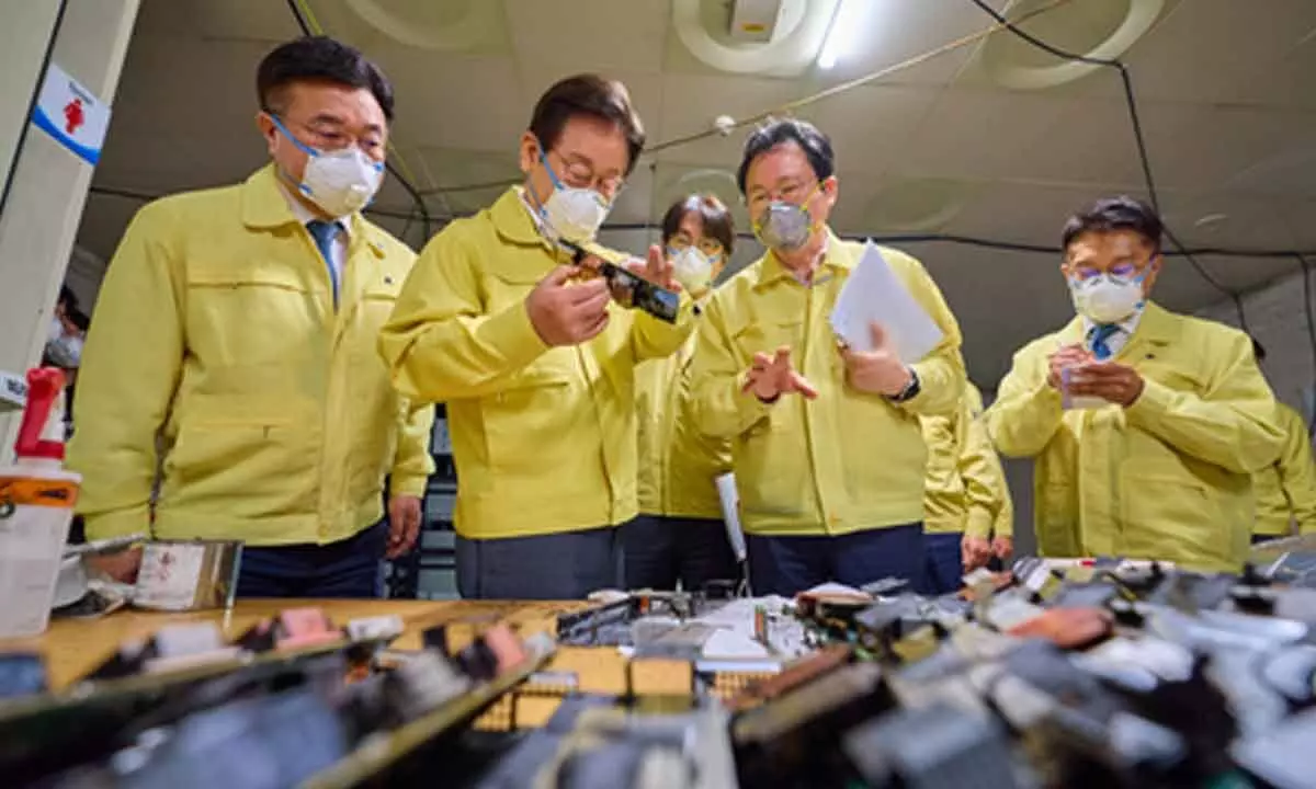 South Korean President Lee visits fire-damaged state data centre South Korean President Lee visits fire-damaged state data centre