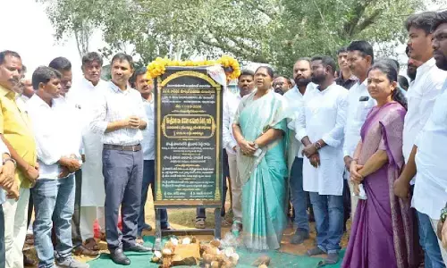 Eturu Nagaram will soon become municipality, promises Seethakka