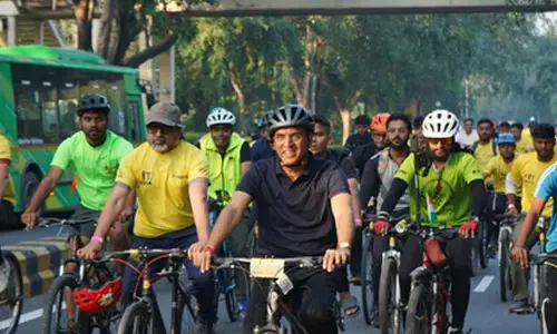 Mandaviya leads ‘Sundays on Cycle’ in New Delhi with doctors and health professionals