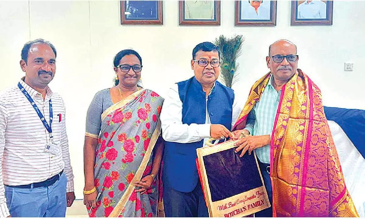New Vice-Chancellor for JNTU-GV felicitated New Vice-Chancellor for JNTU-GV felicitated